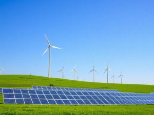 Energie24 6 Peisaj verde cu turbine eoliene și panouri solare.